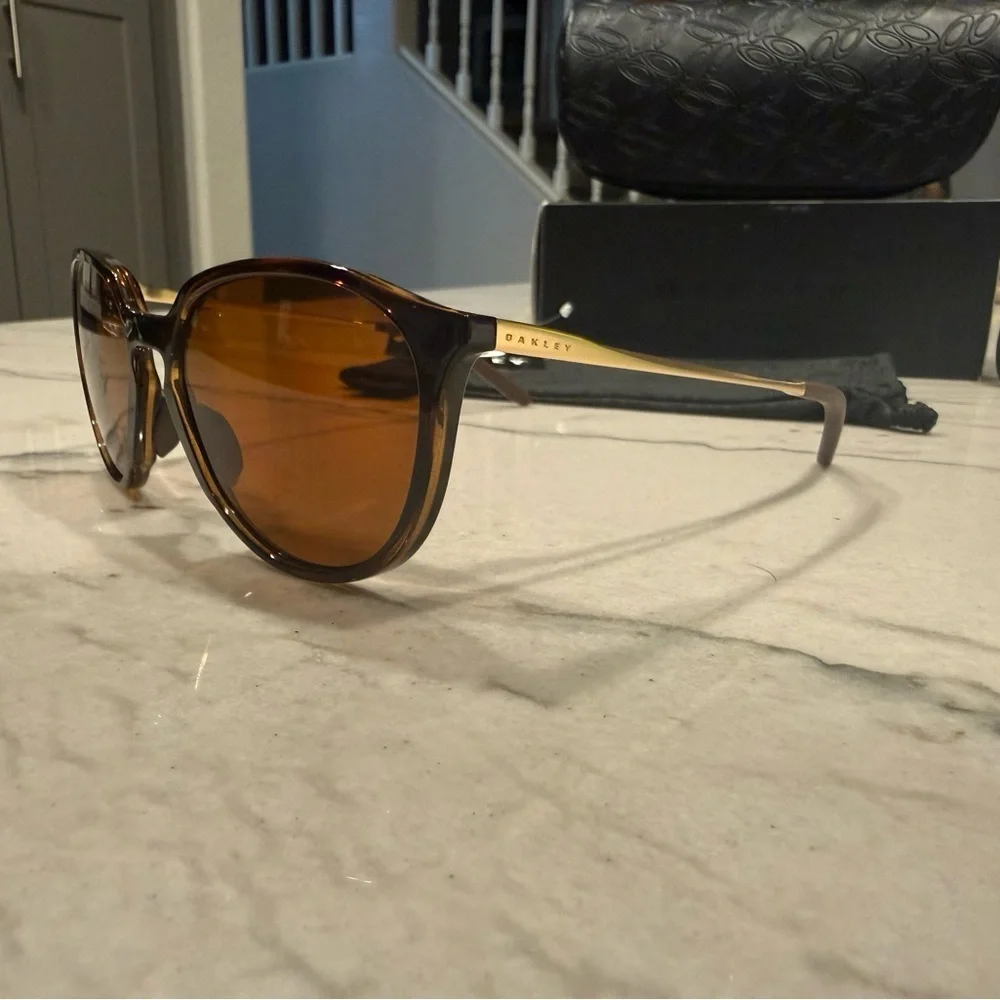Oakley chic sunglasses